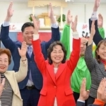 　東京１４区で当選確実を決め、万歳する自民党の松島みどり氏（中央）＝８日夜、東京都墨田区