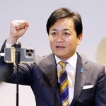 　香川２区で当選確実を決め、感謝を伝える国民民主党の玉木雄一郎氏＝８日夜、東京都新宿区