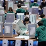 　東京都港区で行われた衆院選の開票作業＝８日夜