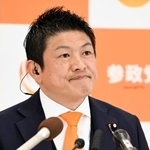 　メディアのインタビューに答える参政党の神谷代表＝８日午後８時５２分、東京都新宿区