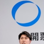 　メディアのインタビューに答える中道改革連合の中野共同幹事長＝８日午後８時１１分、東京都内のホテル