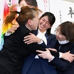 　宮城４区で当選を決め、喜ぶ自民党の森下千里氏（中央）＝８日夜、宮城県石巻市