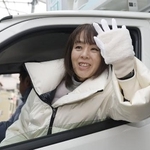 　１月２７日、有権者に手を振る自民党の杉田水脈氏＝大阪市西淀川区