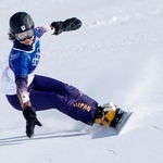 　女子パラレル大回転準々決勝　滑走する三木つばき＝リビーニョ（共同）