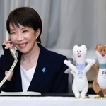 　ミラノ・コルティナ冬季五輪のスノーボード男子ビッグエアで金メダルを獲得した木村葵来選手に、電話で祝意を伝える高市首相＝８日夜、首相公邸（代表撮影）