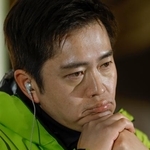 　メディアのインタビューの合間、厳しい表情を見せる日本維新の会の吉村代表＝８日午後１０時４２分、大阪市内のホテル