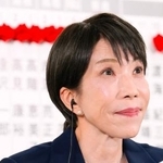 　メディアのインタビューに答える自民党総裁の高市首相＝８日午後１０時２０分、東京・永田町の党本部