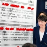 　メディアのインタビューに臨む自民党総裁の高市首相＝８日午後１１時８分、東京・永田町の党本部
