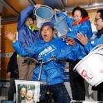 　愛知１区で当選を決め、支援者から氷水をかけられる河村たかし氏＝８日午後１０時１８分、名古屋市