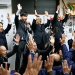 　和歌山２区で当選を決め、万歳する世耕弘成氏（奥左から３人目）＝８日夜、和歌山県田辺市