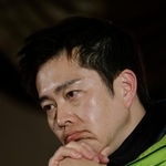 　メディアのインタビューの合間、厳しい表情を見せる日本維新の会の吉村代表＝８日午後１０時４２分、大阪市内のホテル