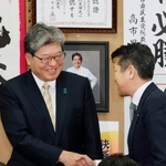 　東京２４区で当選を決め笑顔を見せる萩生田光一氏（左）＝８日午後１１時３１分、東京都八王子市