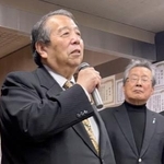 　比例代表で当選を決めた自民党の村上誠一郎氏（左）＝８日夜、愛媛県今治市