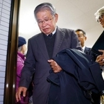 　沖縄１区で敗北し、事務所から引き揚げる共産党の赤嶺政賢氏＝８日深夜、那覇市