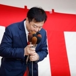 　佐賀１区で敗北し、一礼する減税ゆうこく連の原口共同代表＝８日午後１１時３５分、佐賀市