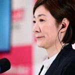 　記者会見場に到着したれいわ新選組の大石共同代表＝８日午後８時３６分、東京都新宿区