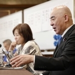 　インターネットの番組に出演する日本保守党の百田代表（手前）＝９日午前０時２９分、東京都中央区