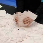 　東京都港区で行われた衆院選の開票作業＝８日夜