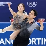 　団体ペア・フリー　演技する三浦璃来（左）、木原龍一組＝ミラノ（共同）