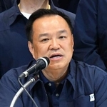 　「タイの誇り党」本部で記者会見するアヌティン首相＝８日、バンコク（共同）