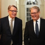 スターマー英首相（右）とマンデルソン駐米大使（当時）＝２０２５年２月、ワシントン（ＡＰ＝共同）