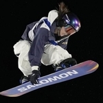 　女子ビッグエア予選　ジャンプする村瀬心椛＝リビーニョ（共同）