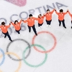 　銀メダルを獲得し、表彰式に臨む日本チーム。左からアイスダンスの森田真沙也、吉田唄菜、ペアの木原龍一、三浦璃来、女子の坂本花織、男子の佐藤駿、鍵山優真＝ミラノ（共同）