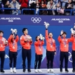 　団体で銀メダルを獲得した日本チーム。左からアイスダンスの森田真沙也、吉田唄菜、ペアの木原龍一、三浦璃来、女子の坂本花織、男子の佐藤駿、鍵山優真＝ミラノ（共同）