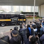 　裁判所に入る黎智英氏を乗せたとみられる車両＝９日、香港（共同）