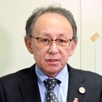 　記者団の取材に応じる沖縄県の玉城デニー知事＝９日午前、沖縄県庁