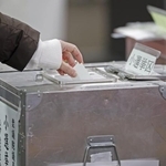 　衆院選で投票する有権者＝８日、東京都内
