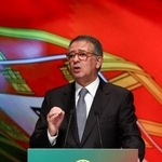 　ポルトガル大統領選の決選投票を受け、スピーチする社会党候補のセグーロ元書記長＝８日、カルダスダライーニャ（ロイター＝共同）