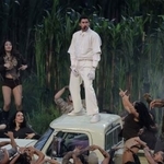 　米スーパーボウルのハーフタイムショーに出演したバッド・バニーさん＝８日、サンタクララ（ロイター＝共同）