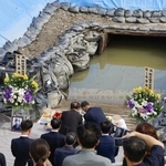 　２０２４年、「長生炭鉱」の坑口前で、日韓の遺族が参加して行われた追悼集会＝山口県宇部市