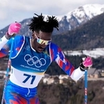 　男子距離複合の後半フリーで力走するハイチのステベンソン・サバル＝テーゼロ（共同）