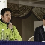 　大阪府知事選で３回目の当選を決め、記者会見する吉村洋文氏。右は大阪市長選で再選を決めた横山英幸氏＝８日、大阪市内のホテル