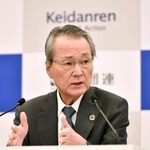 　記者会見する経団連の筒井義信会長＝９日午後、東京都千代田区