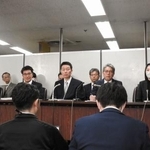 　控訴審初公判の閉廷後に記者会見する遺族ら＝９日午後、東京・霞が関の司法記者クラブ