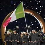　開会式で入場行進するイタリア選手団＝６日、イタリア・ミラノ