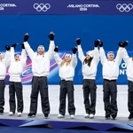 　フィギュアスケートの団体で銅メダルを獲得したイタリアチーム＝８日、ミラノ（共同）