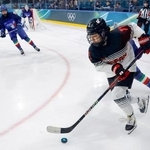 　日本-イタリア　第３ピリオド、攻め込む志賀紅＝ミラノ（共同）