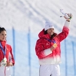 　２連覇したマチルド・グレモー（右、スイス）と、２位の谷愛凌（中国）＝９日（ＡＰ＝共同）