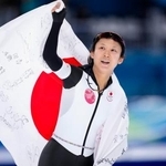 　女子１０００メートルで銅メダルを獲得し、日の丸を掲げる高木美帆＝ミラノ（共同）