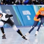 　女子１０００メートル　滑走する高木美帆。右は同走のユタ・レールダム＝ミラノ（共同）