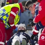 　公式練習中に転倒し、担架で運ばれる近藤心音＝５日、リビーニョ（共同）