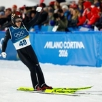 　男子個人ノーマルヒル　２回目の飛躍を終え、ガッツポーズの二階堂蓮。銅メダルを獲得した＝プレダッツォ（共同）