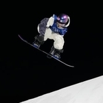 　女子ビッグエア決勝　ジャンプする鈴木萌々＝リビーニョ（共同）