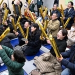 　パブリックビューイング会場で、スノーボード女子ビッグエアの村瀬心椛選手の活躍に盛り上がる人たち＝１０日早朝、岐阜市