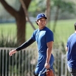 　フィールドへ向かうドジャース・大谷＝グレンデール（共同）