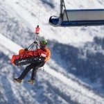 　女子滑降で転倒し、ヘリコプターで搬送される米国のリンゼイ・ボン＝コルティナダンペッツォ（ＡＰ＝共同）